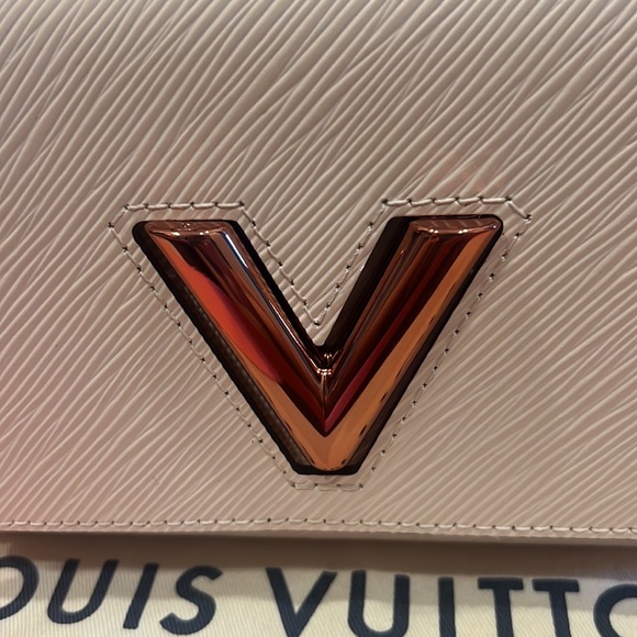 Louis Vuitton Twist PM gradient 2022 collection ๐ - Picture 9 of 17